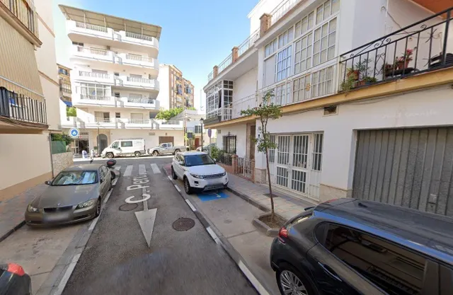 Se vende piso OKUPA en Fuengirola (Málaga). - foto 2