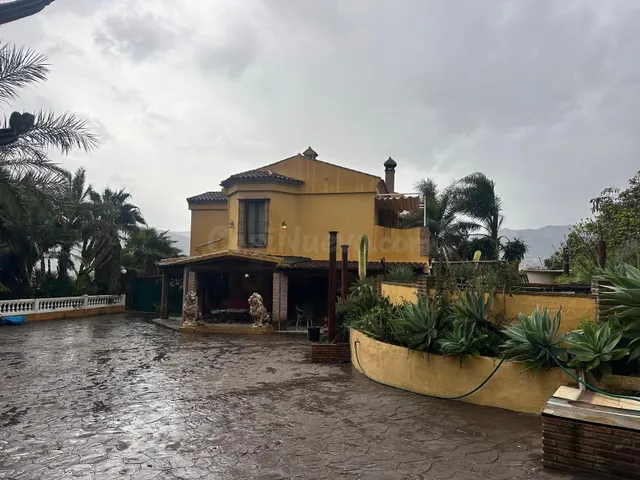 Villa con jardín tropical, piscina y casa de invitados a sol - foto 3