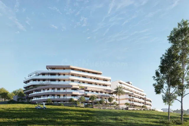 Ático con vistas al golf. 3 dormitorios y 2 baños. Estepona