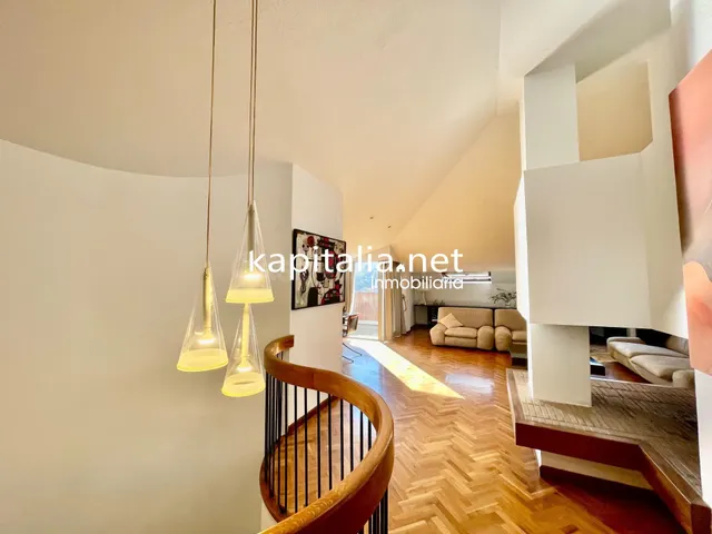 Ático duplex con chimenea y vistas panorámicas