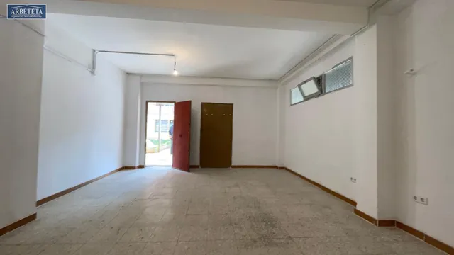 Se alquila local en la zona de Avd. del Ejercito, Guadalajara. — 30