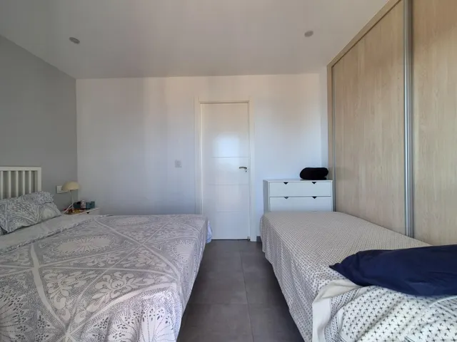Apartamento situado en la urbanización Torre Luquillo, en el kilómetro 5,5 de La Manga del Mar Menor, que destaca por sus impresionantes vistas tanto al Mar Menor como al mar Mediterráneo. — 17