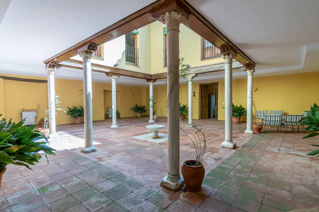 Casa de grandes dimensiones ubicada en la calle Duende, cerca de la Plaza del Conde Luque. — 6