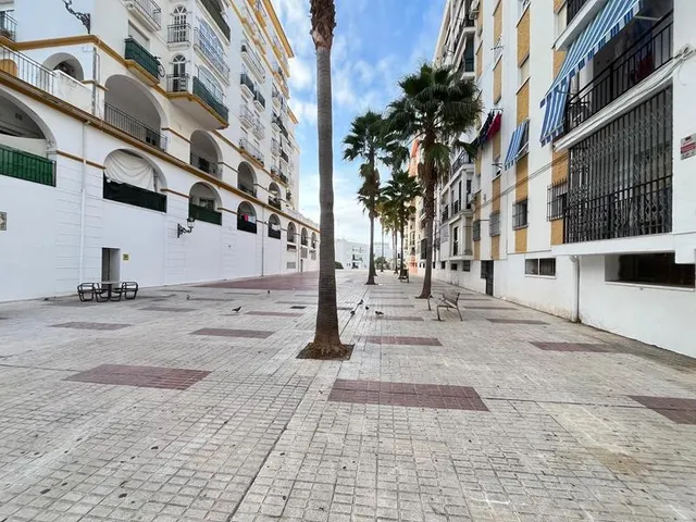 ¡GRAN OPORTUNIDAD EN ESTEPONA! LOCAL COMERCIAL EN BRUTO CON  - foto 3