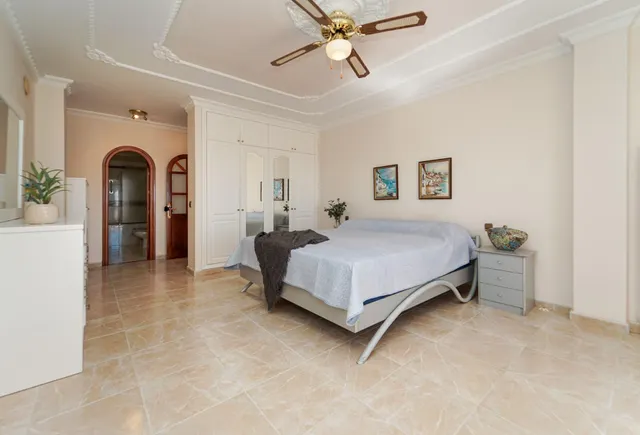 Elegante villa de 4 dormitorios en Arguineguín | Vistas panorámicas al mar, gran parcela y un potencial excepcional! — 22