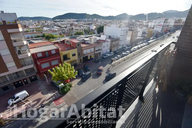 ¡Vistas panorámicas! Alto, bonito y luminoso con ascensor y balcón, cerca del centro — 40