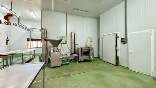 Tienda y fábrica de carne y embutidos en venta. Ref.2086 — 14
