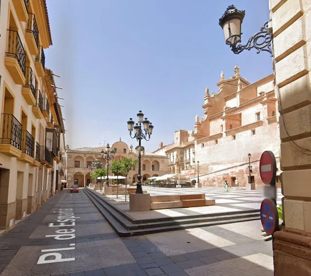 LOCALES COMERCIALES Y VIVIENDA CON TERRAZA EN PLAZA DE ESPAÑ - foto 3