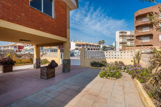 CHALET EN PRIMERA LINEA EN PLAYA GUARDAMAR 6 HABS — 9