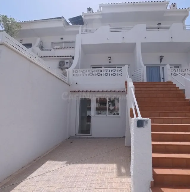 Adosado reformado de tres habitaciónes más apartamento con parking y piscina comunitaria. — 2