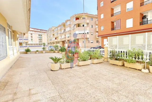 Planta baja en venta en el centro de Guardamar del Segura con gran terraza privada y piscina comunitaria — 29