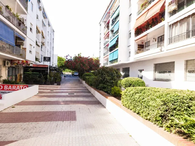 PISO DE 110 M2 CON TRES DORMITORIOS DOBLES Y TERRAZA EN EL CENTRO DE SAN PEDRO DE ALCÁNTARA — 26