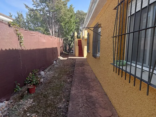 Chalet independiente de una planta con solárium, trastero y jardín consolidado — 19