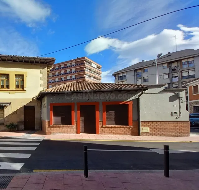 Local comercial en Los Corrales de Buelna - foto 2