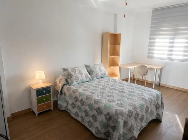Exclusiva Oportunidad de Inversión y Hogar: Piso Totalmente Exterior Frente a Traumatología (Granada) | Ref: DLR00292 — 8