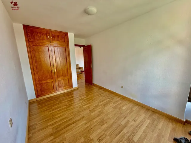 Piso exterior para entrar a vivir en 2ª planta de edificio sin ascensor. Con 115 m2 construidos, 3 dormitorios, 2 baños y terraza. — 16