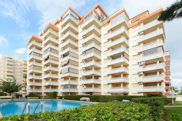 APARTAMENTO REFORMADO CON TERRAZA, PISCINA Y PARKING A 150 M