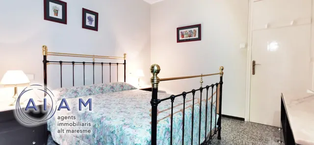 Edifidio con local y vivienda dúplex en carrer Església — 12