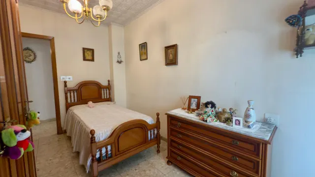 ¡Tu nuevo hogar en este encantador piso en un edificio con carácter del año 1975 y 4 habitaciones! — 21