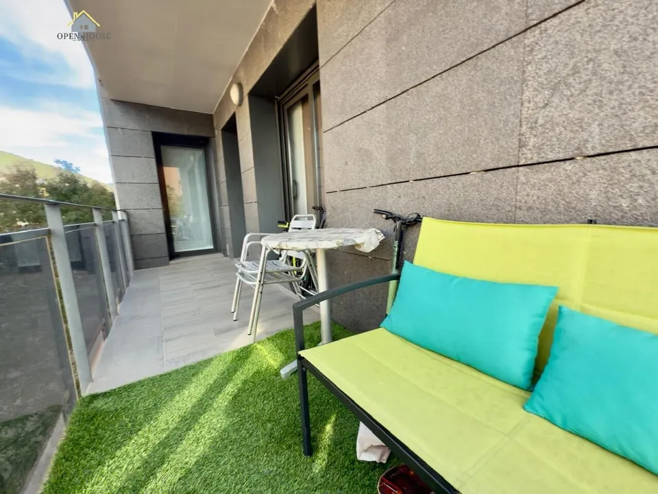 Bonito piso en venta en la Seu d'Urgell, edificio moderno con Box individual para dos coches.