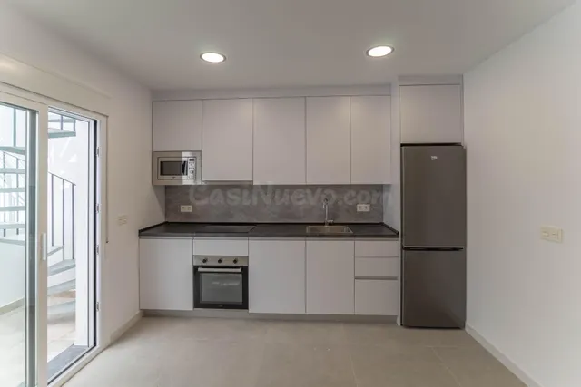 Apartamento en zona céntrica con plaza de parking y amplia t - foto 2