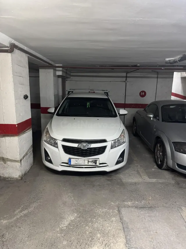 Se alquila plaza de garaje para coche grande en Avenida Cata