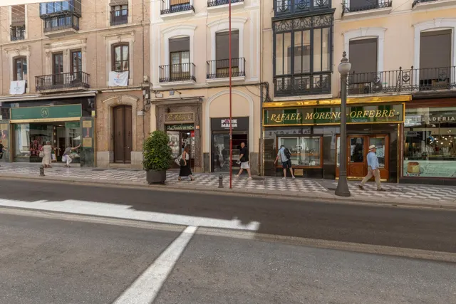 Se alquila local en una ubicación privilegiada en el corazón de Granada — 22