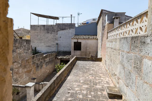 ADOSADO CON PATIO EN EL CENTRO DE LLUCMAJOR PARA REFORMAR — 25