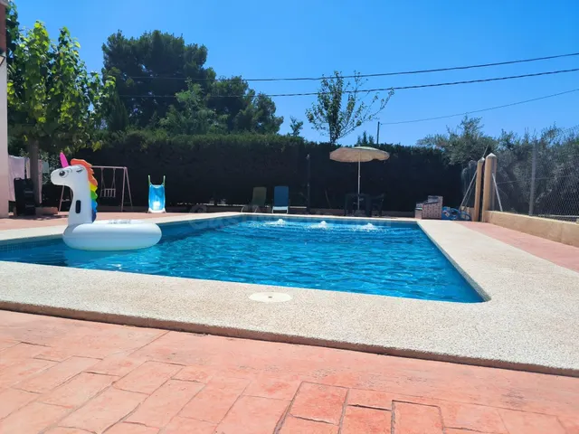 Casa en parcela con piscina - foto 2
