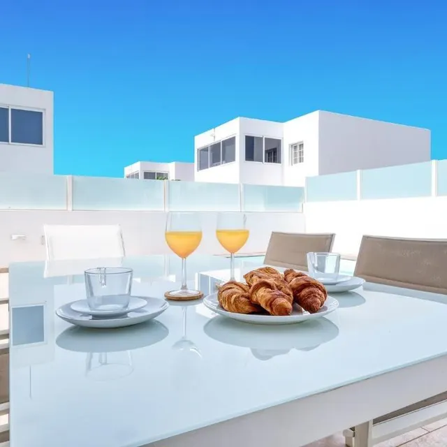 Villa con piscina privada y gran potencial en Playa Blanca — 5