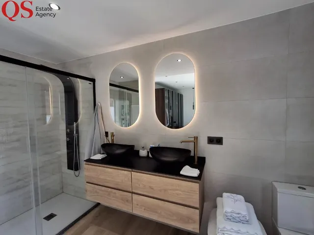 Villa contemporánea con piscina y vistas panorámicas al mar en Cunit — 41