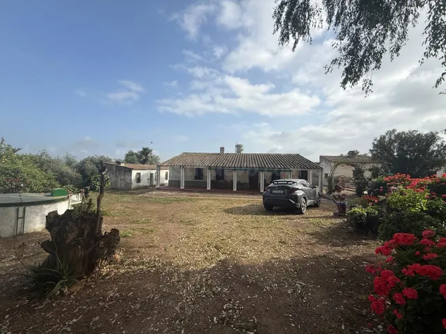 Exclusiva finca con caserío, jardín y piscina en entorno nat