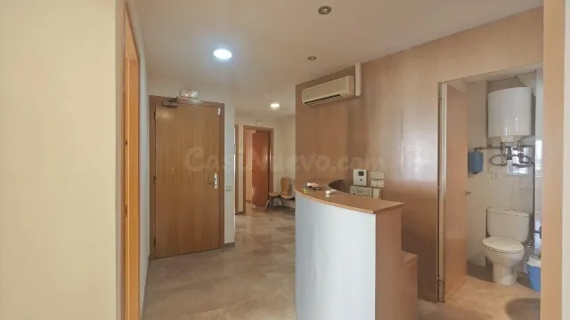 Amplio local comercial con varios despatxos en pleno eje com