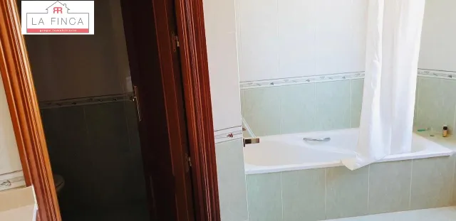 Increíble apartamento frente a la playa con parking, piscina y zona de spa — 12