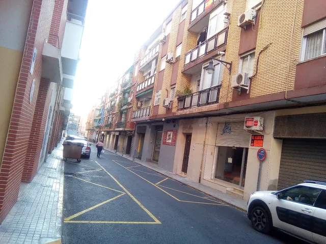 VENTA DE  LOCAL COMERCIAL CERCA DE LA AVENIDA — 3
