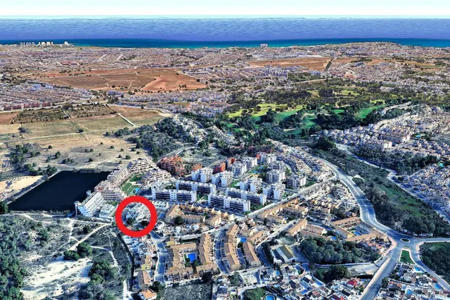 Casa adosada moderna y espaciosa (aprox. 116 m2) con 3 dorm, 3 baños, varias terrazas, y gran piscina comunitaria. Cerca de campos de golf, La Zenia Boulevard, y a poco más de 5 km de las playas. — 38