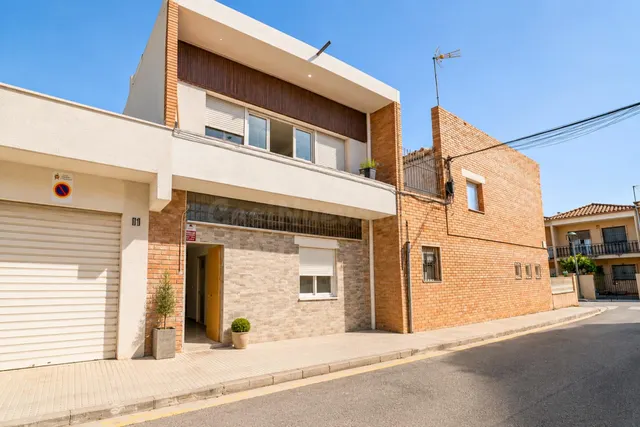Casa reformada de 135 m2 con terraza y solárium lista para e