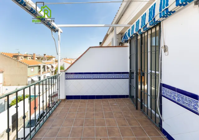 Vive en el corazón de Armilla: 4 dormitorios, patio, terraza y garaje — 21