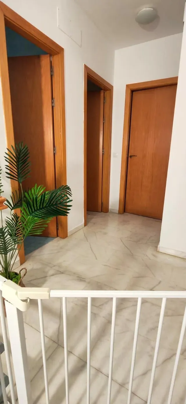 Casa de esquina con patio y chimenea en Villaverde del Río — 17