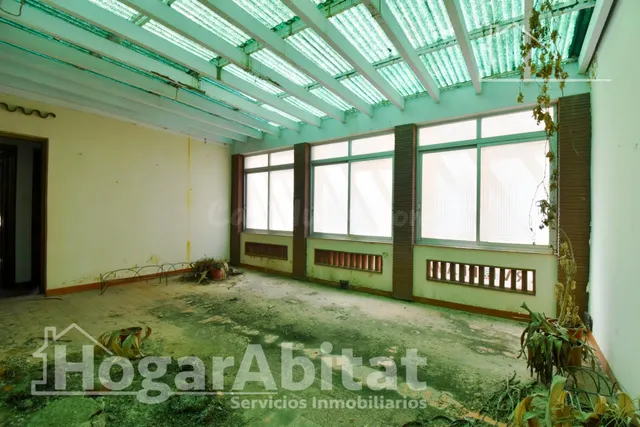 ¡EXCLUSIVA CASA EN EL CENTRO CON GRAN POTENCIAL PARA REFORMA