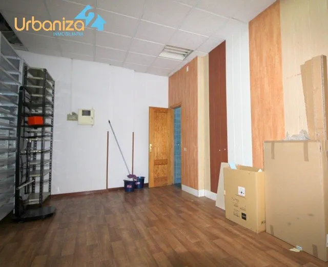 LOCAL COMERCIAL EN UNA DE LAS MEJORES  CALLES PEATONALES DE BADAJOZ . 206 m2  CON ESCAPARATES — 10