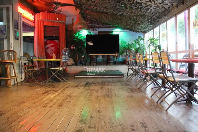 Empuriabrava | Traspaso de emblemático Cocktail Bar con 21 a - foto 4