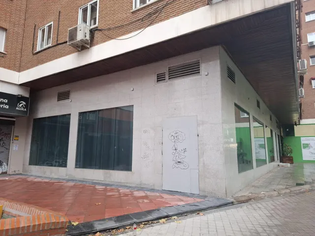 SE VENDE LOCAL EN RENTABILIDAD EN CALLE MAURICIO LEGENDRE 4. — 17