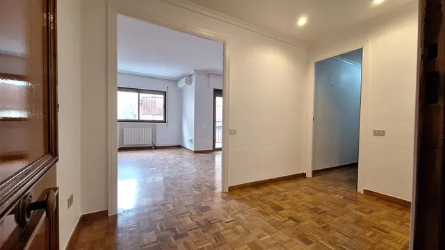 Piso SIN AMUEBLAR de 4 dormitorios, dos baños y plaza de garaje en la Calle Puerta Nueva — 28