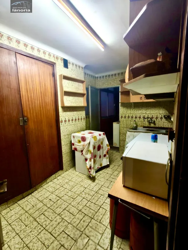 Grupo la Noria VENDE piso CON ascensor para REFORMAR y cochera individual con vado. 3 habitaciones, 1 baño. — 7