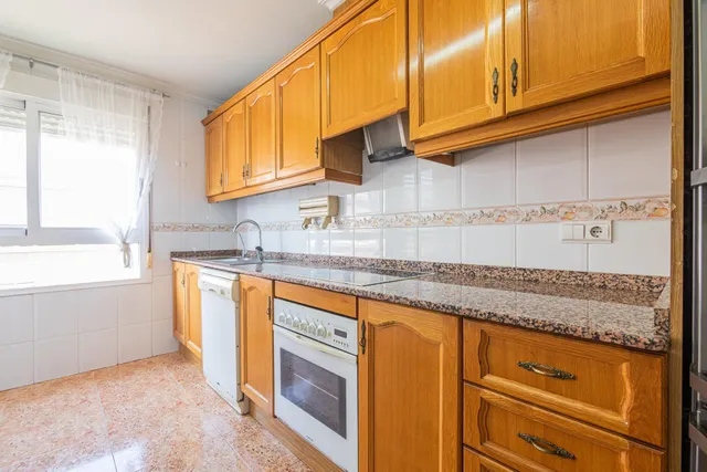 Luminoso piso exterior a esquina de 90 m2 con balcón, garaje y vistas despejadas en avenida de Alicante (vpo) — 13