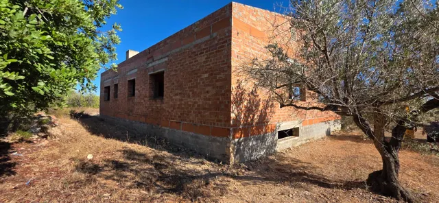 Finca rústica de 14.741 m2 con casa de campo por terminar, en un entorno tranquilo a 5 km del mar — 7