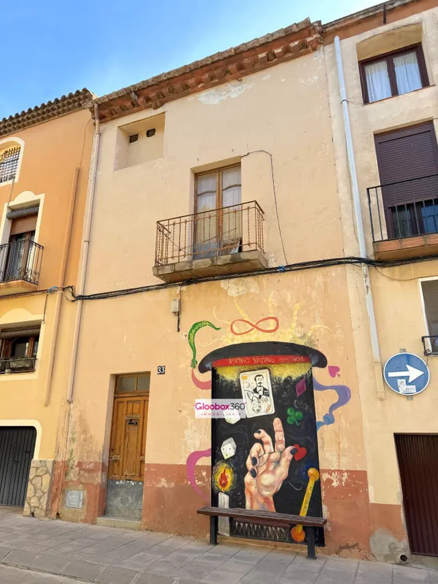 Casa céntrica con gran potencial para reformar en Montbrió d