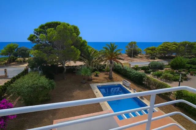 Exclusiva villa de lujo en primera línea de mar en la Costa 