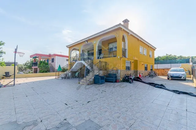 Ref. 04382.- EXCLUSIVA- Chalet independiente en Llíria con a
